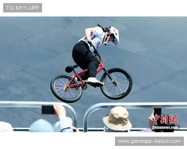 中国女子自由式小轮车队世锦赛包揽前三