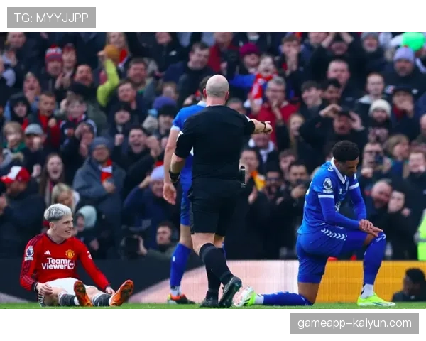 “实时：曼联vs埃弗顿，加纳乔突破造乌龙，曼联取得领先”